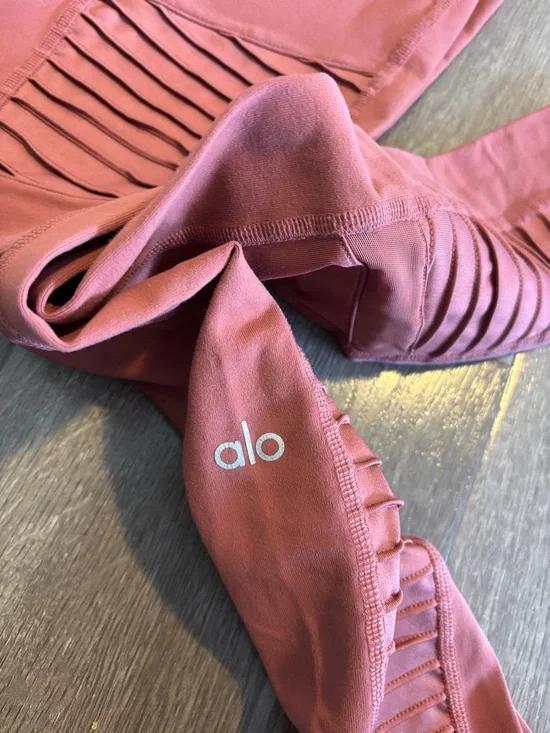 Alo Yoga MOTO LEGGING- ROSEWOOD, Size XS Excellent Condition - Picture 8 of 9